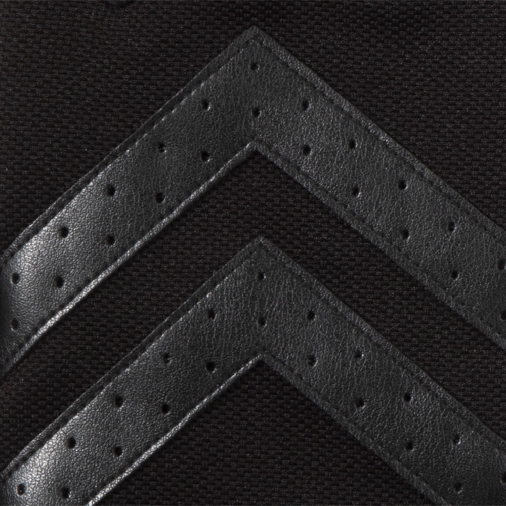 Men’s Chevron Gloves 2.0 in Black close up on Chevron detail